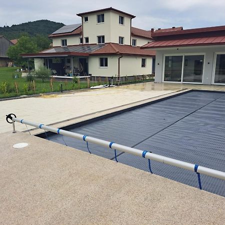 Apartmani Fenestra Tesla I Faust Otočac Exterior foto