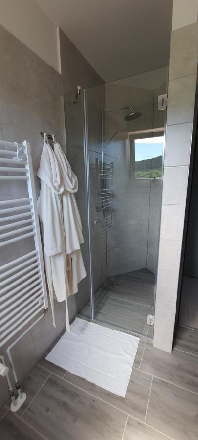 Apartmani Fenestra Tesla I Faust Otočac Exterior foto